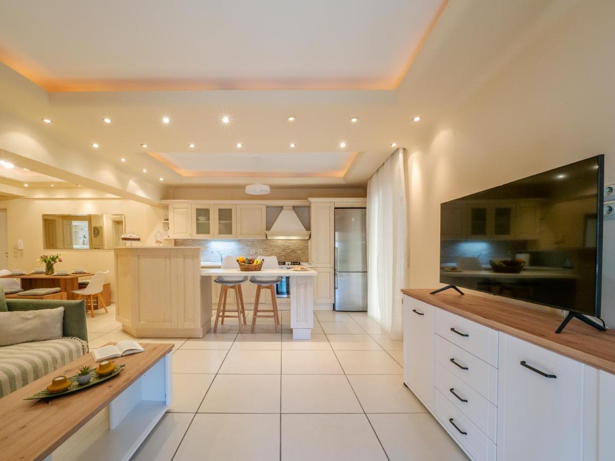 Aura Elegant Apartment Near Garitsa Bay Analipsis  Bagian luar foto